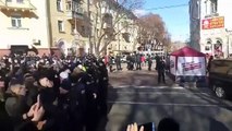 В Чернигове Порошенко прошел сквозь толпу «Нацкорпуса»