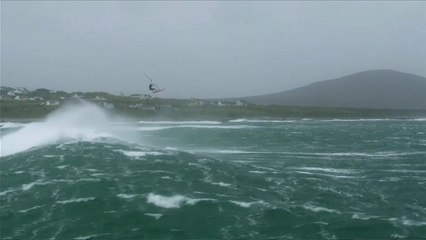 En Irlande, ils bravent la tempête... en planche à voile !