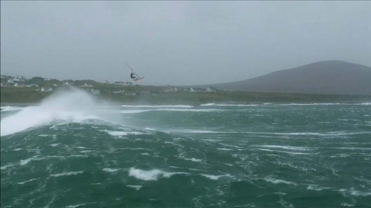 En Irlande, ils bravent la tempête... en planche à voile !