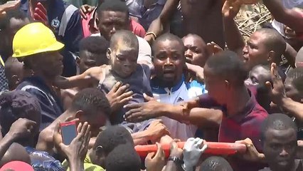 Под обломками школы в Нигерии погребены более 100 человек