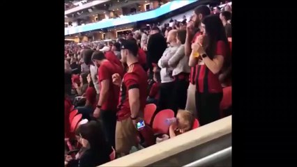 Ce papa a trouvé la façon d'occuper sa fille au stade