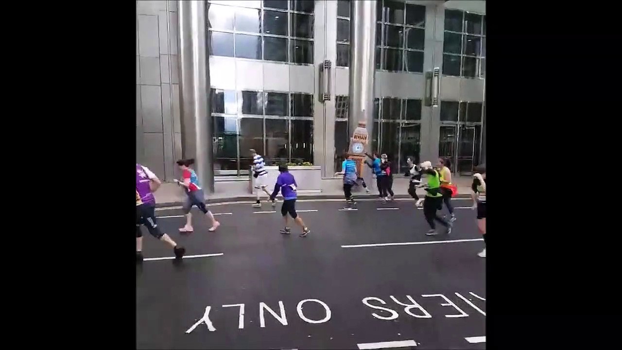 Déguisé dans une course à pied, il se fait emporter par le vent