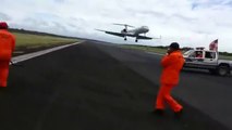 Quand un avion se pose sur une piste alors que des ouvriers sont en train de travailler