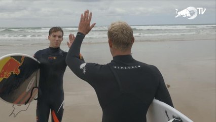 Red Bull - Gasly s'essaye au surf aux côtés de Mick Fanning