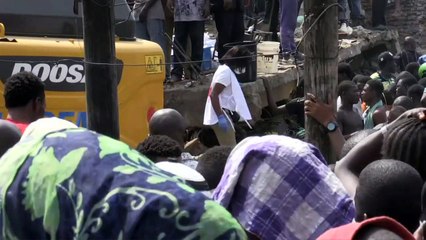 Crianças sob escombros na Nigéria