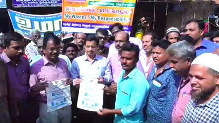 வேலூர் நேதாஜி மார்கெட்டில் பிளாஸ்டிக் பயன்படுத்த கூடாது துணி பைகளை மாவட்ட ஆட்சியர் ராமன் வழங்கினார்.