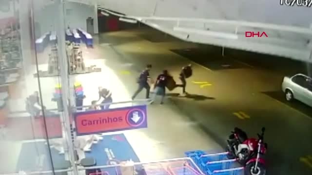 Dha Dış - Aşırı Yağış Sonrası Marketin Çatısı Çöktü, Aşağıdakiler Son Anda Kaçtı