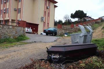 Çöpün Yanına Bırakılan Boş Tabut, Büyük Panik Yarattı