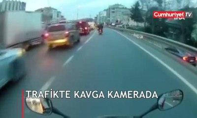 Bir anda direksiyonu kırdı! Trafikte feci kavga kamerada