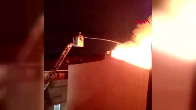 İstanbul- Sultangazi'de Çatı Katında Yangın