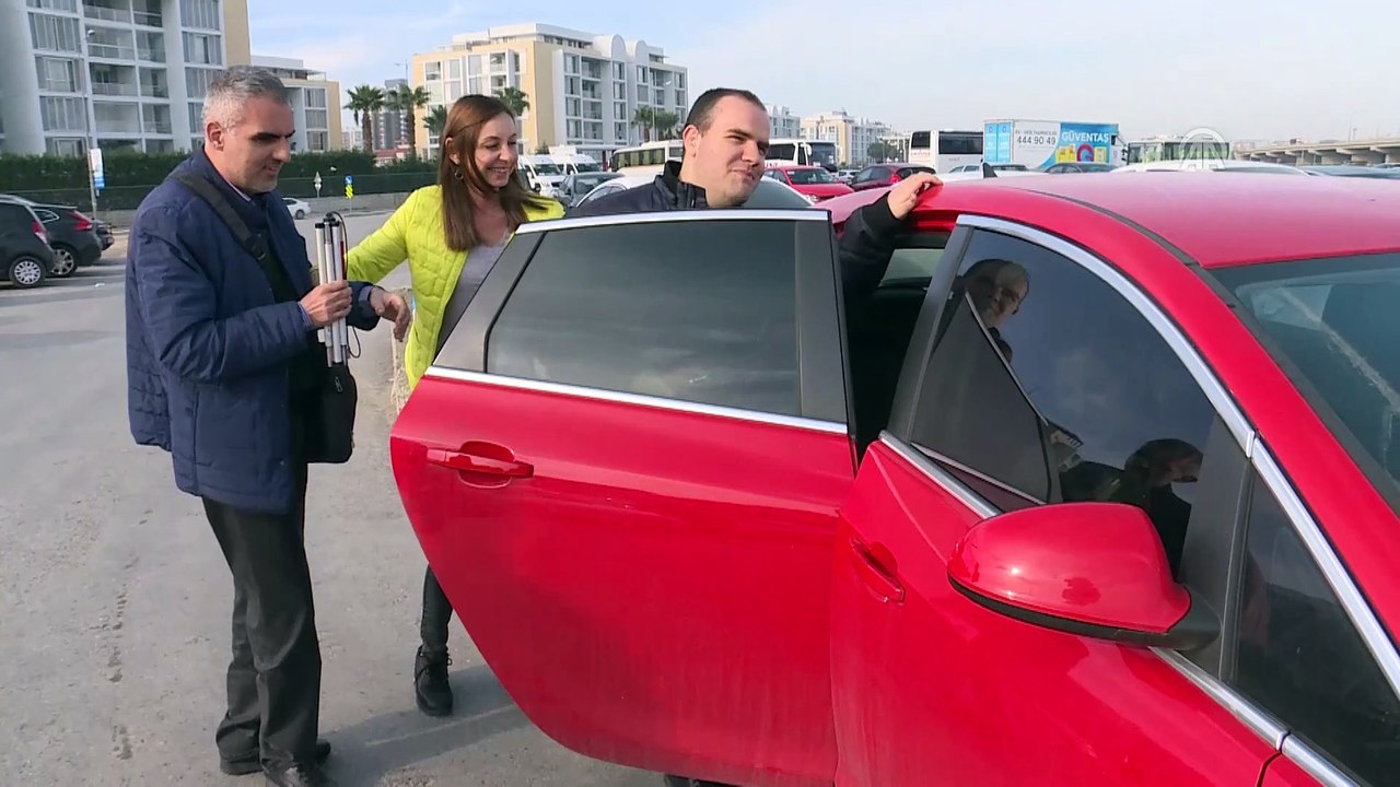 Görme engellilerden sahnede 'gözü pek' performans - İZMİR