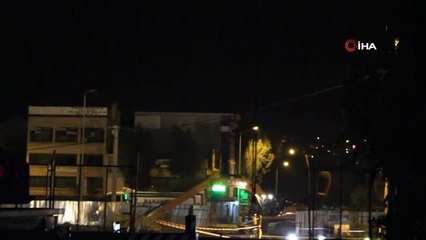 İzmir'de Göçük Altında Kalan İşçileri Kurtarma Çalışmaları Sürüyor