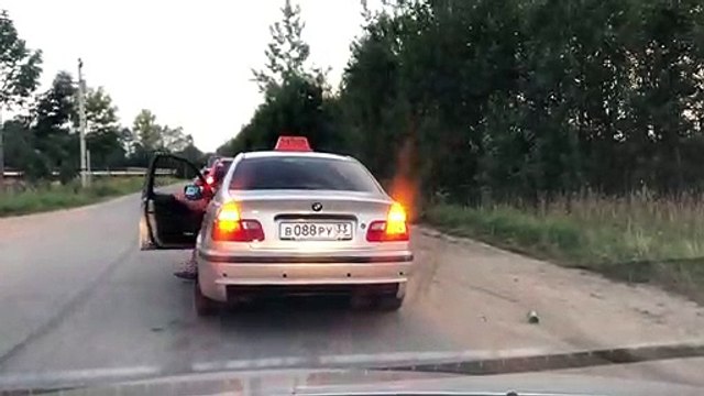 Un chauffeur de taxi jette un jeune homme de sa voiture pour avoir jeter une bouteille vide dans la rue