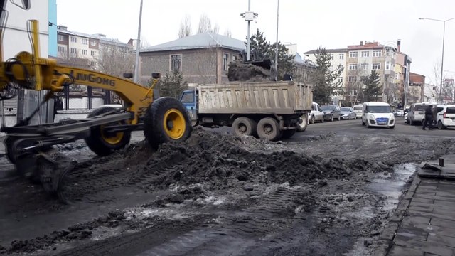 Doğu Anadolu'da ekiplerin baharda kar mesaisi - ARDAHAN