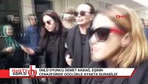 Oyuncu Demet Akbağ'ın zor günü... Güçlükle ayakta durabildi