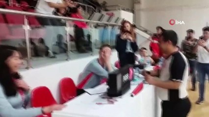 Hakemden hakeme sahada evlenme teklifi