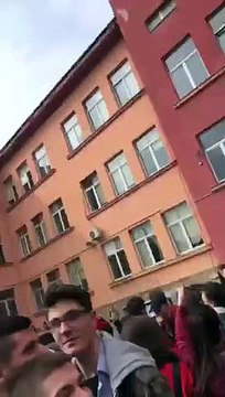 Era e keqe brenda shkollës, nxënësit e 'Sami Frasherit' nxjerren jashtë