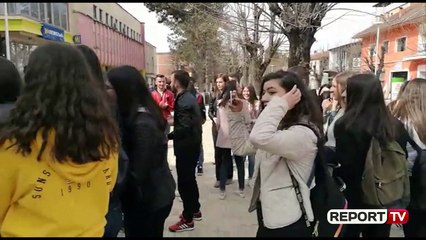 Dibër, ju transferohet mësuesja në mes të vitit mësimor, nxënësit dalin në protestë