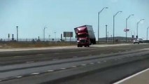 Un camion couché par le vent