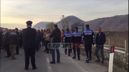 Nuk kanë treg për prodhimet, korçarët bllokojnë rrugën me mollë