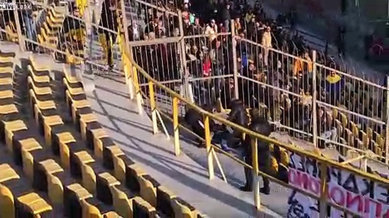 Ce hooligan se casse la jambe en sautant une tribune dans le stade !