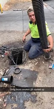 Cet ouvrier perd ses cigarettes, avalées dans les égouts !