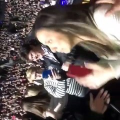 Appelée par surprise à monter sur scène en plein concert par la star !