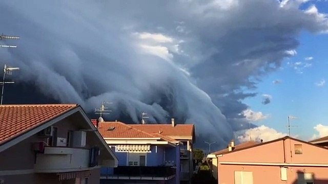 Un mur de nuages s'abat sur la ville dans le ciel !