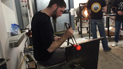 Suivez la fabrication artisanale d’un verre à l’entreprise Fluïd
