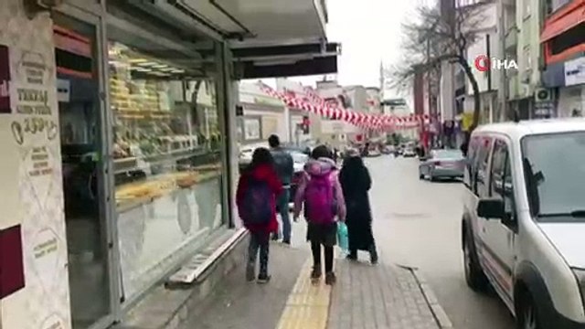 Çarşafa girip kuyumcu soymaya çalıştılar, kuyumcu sahibinin bant kesme aparatına takıldılar...Soygun girişimi kamerada