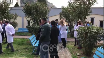 Ora News – Frikë nga dhuna, mjekët e Lezhës protestë për kolegun e tyre