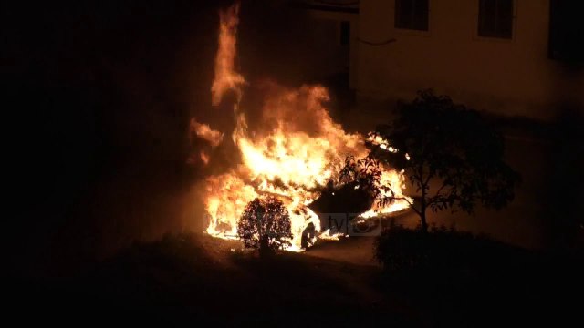 Pa Koment - Vlorë, digjet makina e punonjëses së Tatimeve - Top Channel Albania - News - Lajme