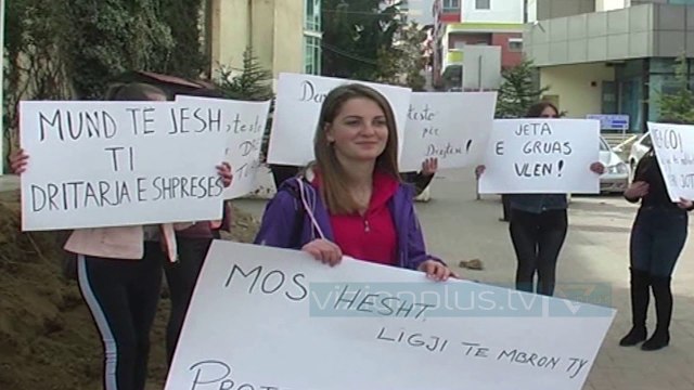 Nxënësit pogradecarë marshojnë në bulevardin kryesor të qytetit - News, Lajme - Vizion Plus