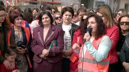 Gratë e Astirit. Bllokojnë rrugën për një orë me ndihmën e burrave - Top Channel Albania