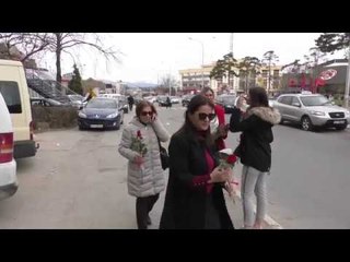 Të rinjtë e ARK dhuruan 100 lule për femrat në Gjakovë-Lajme