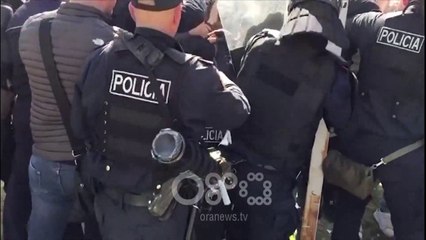 Ora News – Protesta në Fier, një polic goditet me gur në kokë