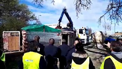 Les deux cabanes des Gilets jaunes détruites, la mobilisation des manifestants renforcée
