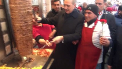 AK Parti Genel Başkanvekili Numan Kurtulmuş, Taksim'de döner kesti