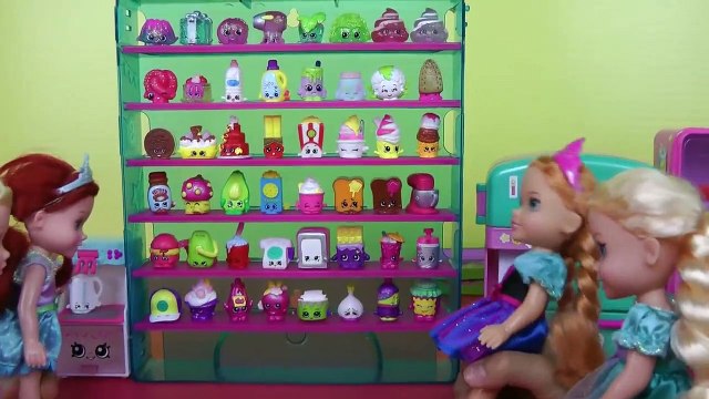 SHOPKINS! (Partie 2) Elsa & Anna les tout-petits JOUENT avec Cendrillon, le GÉANT SHOPKINS collection!