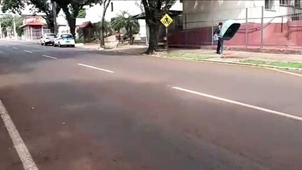 Mulher pede semaforo em cruzamento do Bairro Claudete