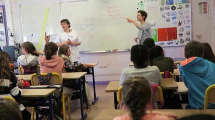 Chambéry (Savoie): les élèves de l'école du Stade passent au détecteur de mains sales