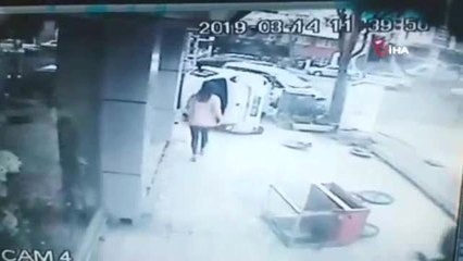 Kadın Sürücü Fren Yerine Gaza Basınca...