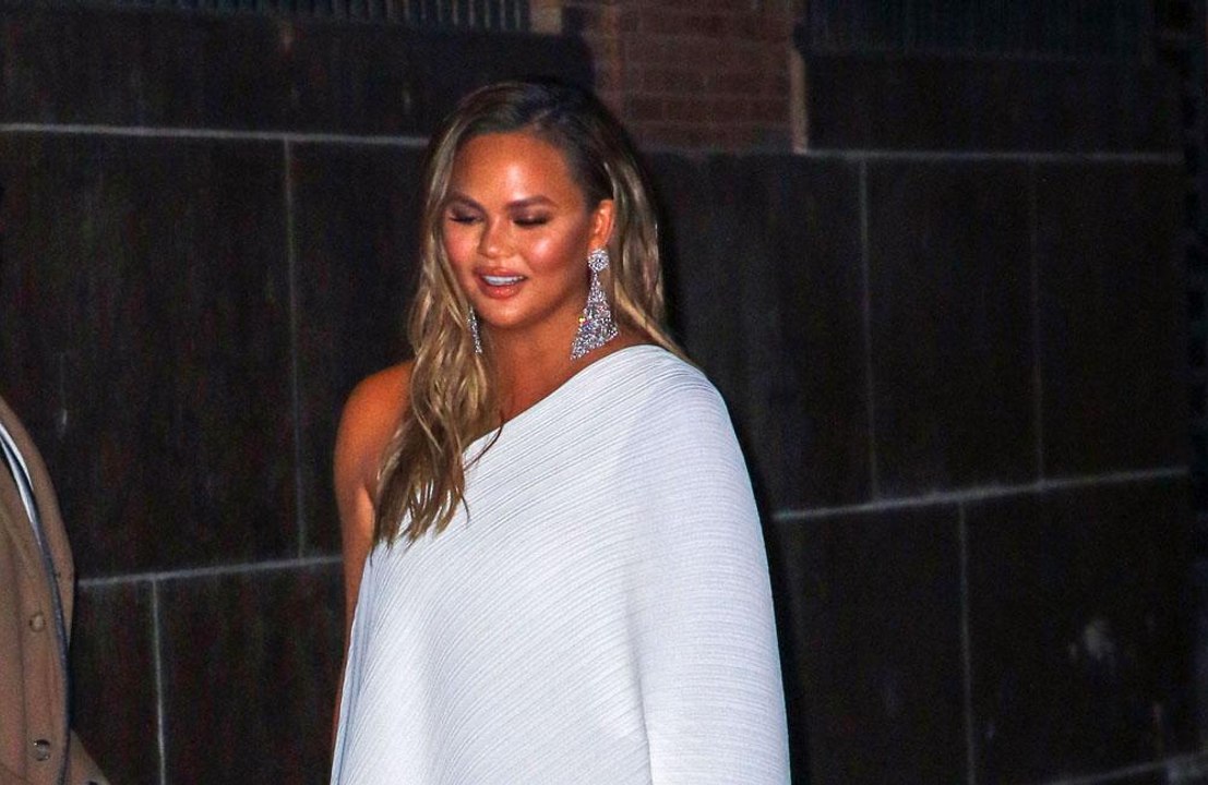 Chrissy Teigen: Söhnchen ist den Helm los
