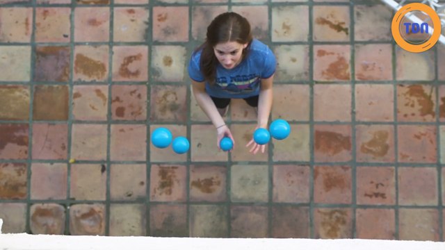 Cette jeune femme qui jongle va vous hypnotiser !