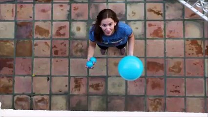 L'hypnotique vidéo d'une jongleuse vue du dessus : Ça change tout !