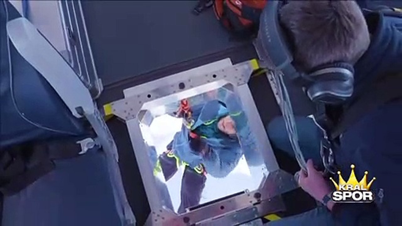 Kayak yapacakları dağa zeplinle çıktılar