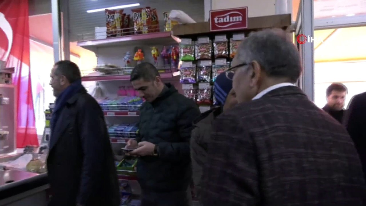 Murat Aydın ıstakayı eline alıp bilardo oynadı