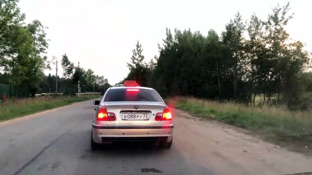 Un chauffeur de taxi jette un jeune homme de sa voiture pour avoir jeter une bouteille vide dans la rue