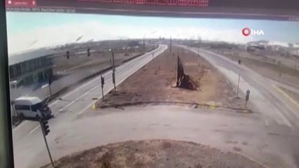 Polisleri Taşıyan Araçla Yolcu Minibüsünün Çarpıştığı Kazanın Kamera Görüntüleri Ortaya Çıktı