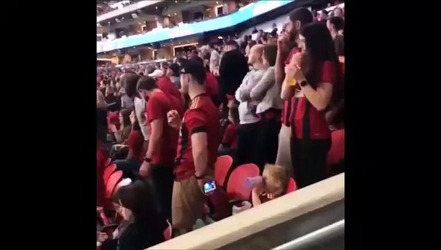 Ce papa a trouvé la façon d'occuper sa fille au stade
